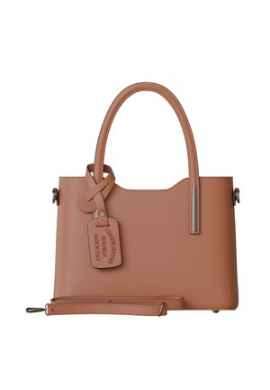 Braune Lederhandtasche mit glatter Textur, strukturiertem Format, langen Griffen, einem abnehmbaren Trageriemen und einem Etikett mit der Aufschrift "Echtes Leder, hergestellt in Italien."