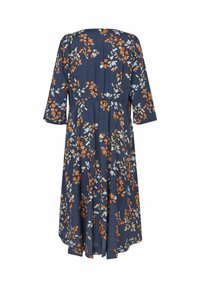 Marinblå klänning med 3/4-ärmar, med ett blommönster i orange, vitt och blått, midjan är åtdragen och kjolen är utsvängd.