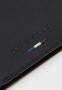 Čierna kožená peňaženka s vyrazeným logom "bugatti". Výrazné farebné akcenty v modrej, bielej a hnedej farbe. Textúrovaný povrch, minimalistický dizajn.