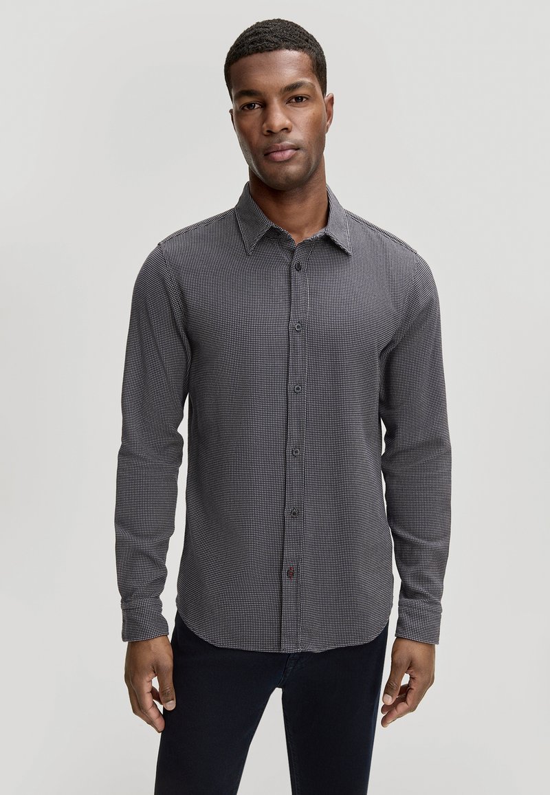 Knoopshirt in zwart-witte ruitpatroon, met een kraag, lange mouwen, knopen aan de voorkant en een normale pasvorm. Soepele stof textuur.