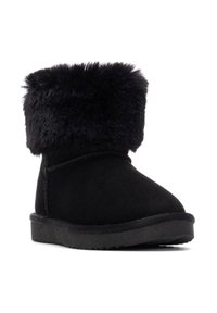 Botín negro hasta el tobillo con puño de pelo sintético, hecho de material de gamuza, que cuenta con una suela de goma plana y un diseño de punta redonda. Textura suave en toda la superficie.