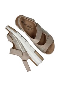 Beige open-toe sandalen met verstelbare klittenband, witte chunky zolen en een textured zilveren paneel aan de zijkanten, maat 38.