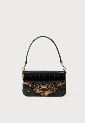 Bolso de piel negra con textura de cocodrilo y herrajes dorados, con un frente de tela de leopardo y un asa curva simple.