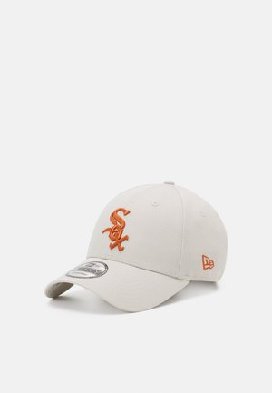 Off-White Baseballkappe mit gebogenem Schirm, orange besticktem "Sox"-Logo vorne und kleinem orangefarbenem Logo an der Seite.