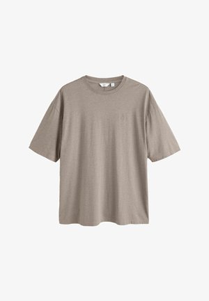 Tricou bej cu mâneci scurte și guler rotund, cu croială lejeră și un logo brodat subtil pe partea stângă a pieptului.