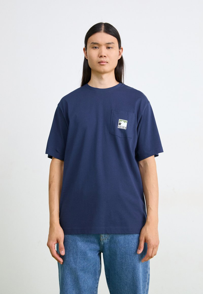 The North Face MOUNTAIN LOGO RELAXED POCKET TEE - Tricou basic - summit navy