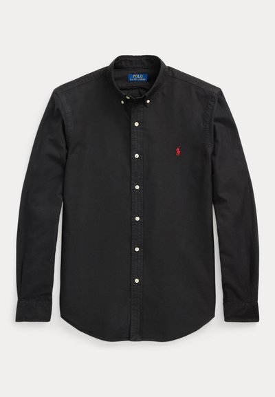 Črna dolgorokavna srajca s sponko, ovratnik z zapenjanjem na gumbe in rdečim logotipom Polo Ralph Lauren na levi strani prsnega koša.