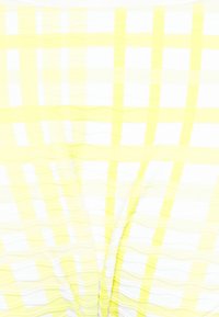 Tecido xadrez amarelo e branco com uma aparência texturizada e enrugada, apresentando riscas ousadas que criam um padrão visualmente dinâmico.
