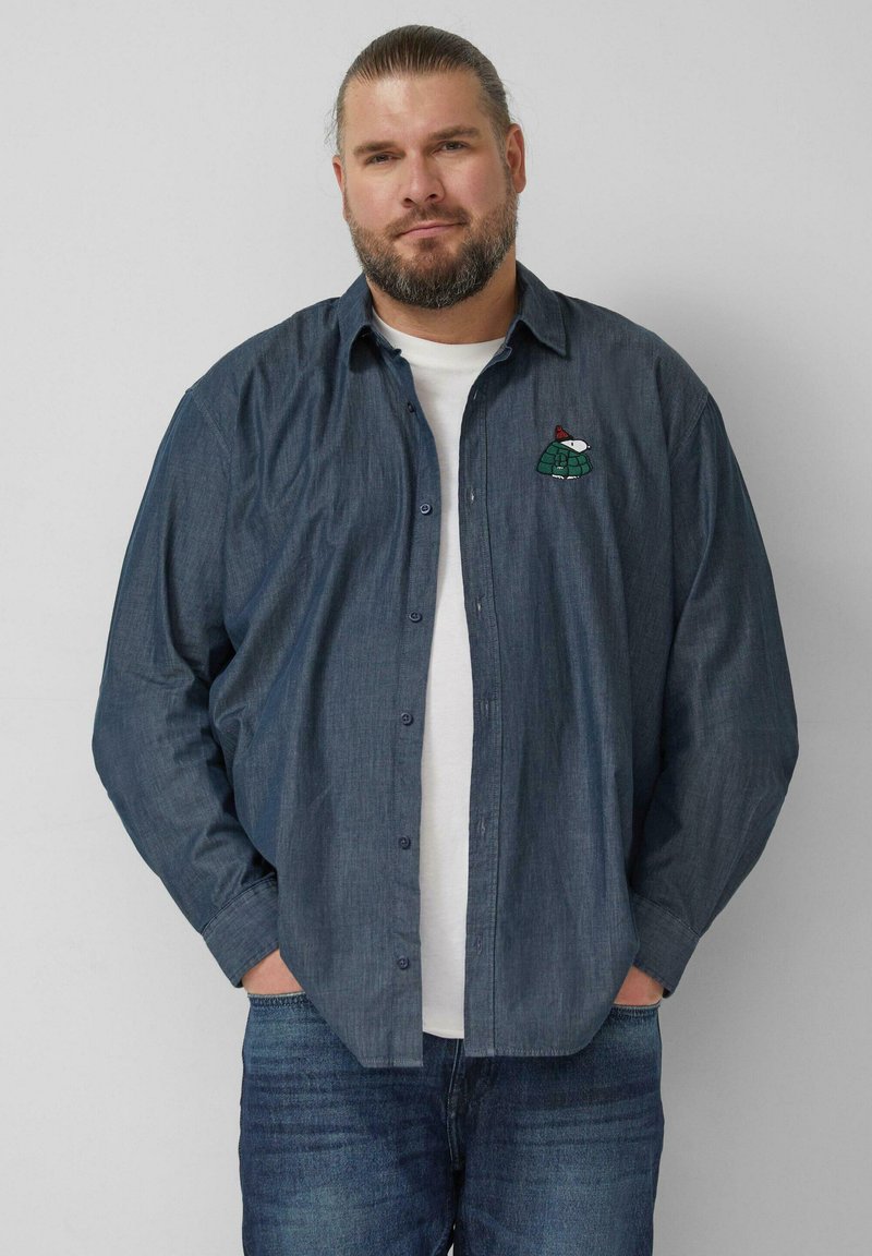 Denim overhemd met knopen in donkerblauw met lange mouwen, met een groene schildpad geborduurd met een rode hoed op de linkerborst.