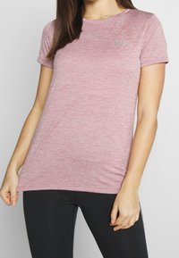Krátký rukáv, melírované růžové sportovní tričko z prodyšného materiálu. Disponuje decentním logem na hrudi a klasickým kulatým výstřihem.