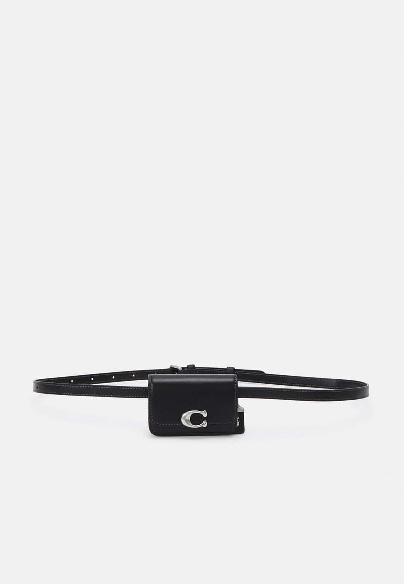 Ceinture en cuir noir avec une petite pochette rectangulaire ornée d'une boucle argentée en forme de lettre C.