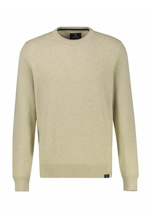 Hellbeige gestrickter Pullover mit Rundhalsausschnitt, gerippten Bündchen und Saum sowie einem kleinen Logo auf der Brust, das ein strukturiertes Muster aufweist.