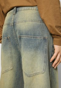 Jaded London COLOSSUS BAGGY - Vrečaste kavbojke - light blue denim