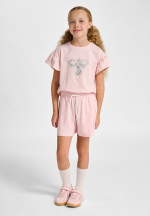 Roze katoenen T-shirt met korte, gerimpelde mouwen en een zilveren grafisch ontwerp, gecombineerd met bijpassende roze korte broek met een elastische tailleband en trekkoord.