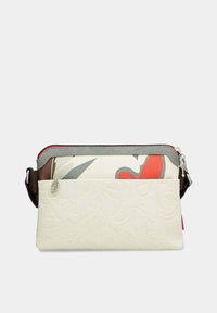 Borsa bianca e grigia con motivo a cuori rossi; presenta una zip superiore e una tasca esterna con design in rilievo.