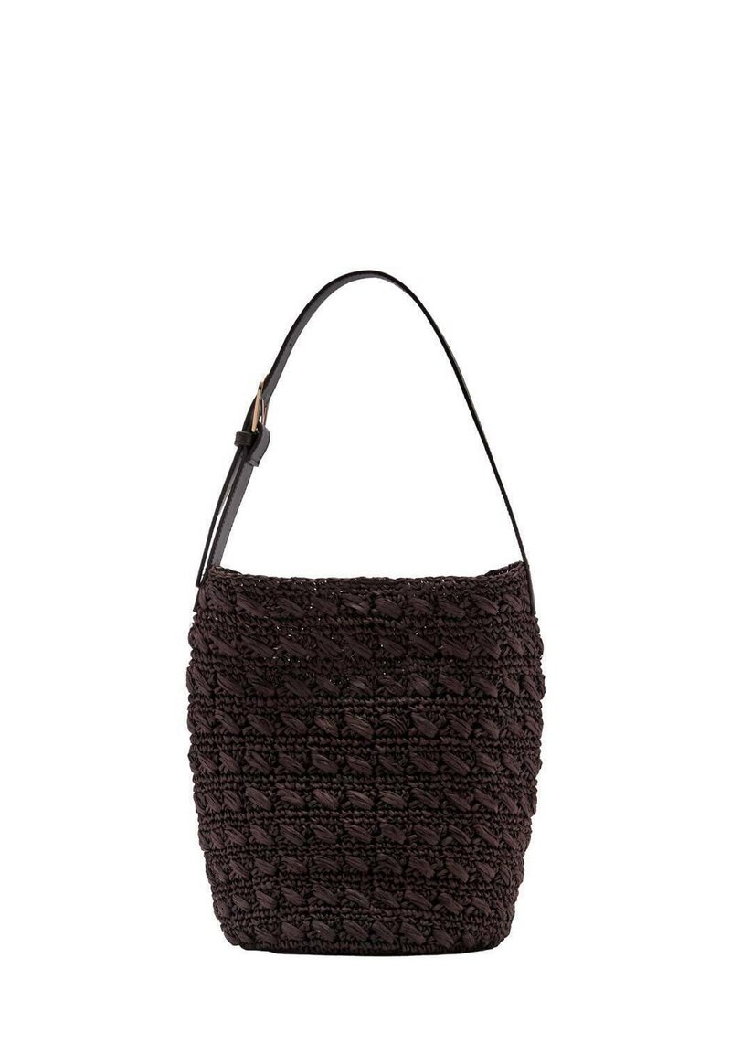 Borsa a secchiello intrecciata in marrone scuro con una finitura testurizzata, caratterizzata da una singola tracolla in pelle regolabile e una forma morbida e arrotondata.