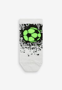 Vit bomullssocka med en svart och grön pixelgrafik av en fotboll med splatterdetaljer högst upp. Kort ankeldesign.