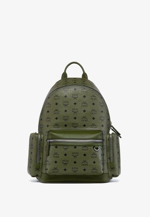Zaino in pelle verde con modelli a logo nero in rilievo, forma rotonda, scomparto principale con zip, tasca frontale con zip e maniglia superiore.