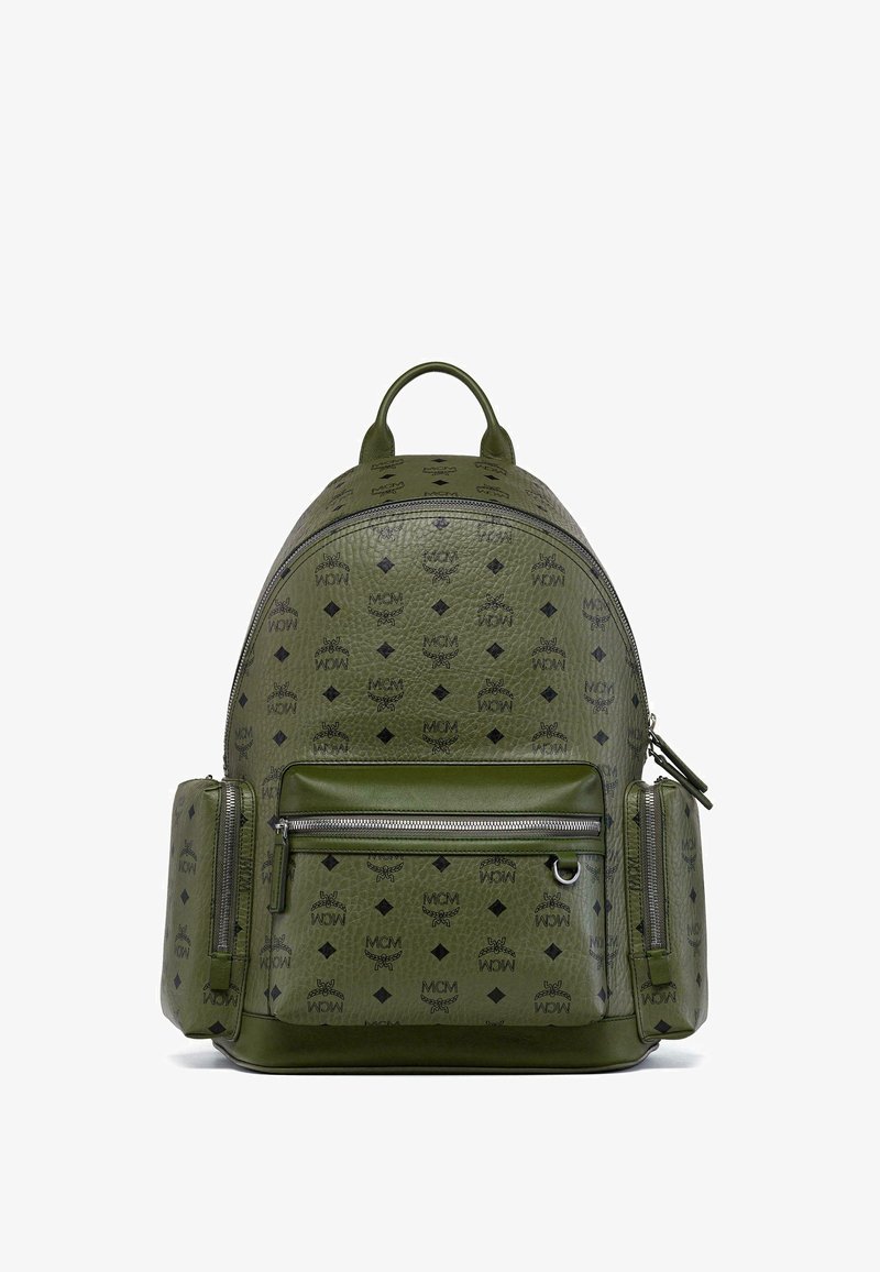 Grüner Leder-Rucksack mit geprägten schwarzen Logo-Mustern, runde Form, Hauptfach mit Reißverschluss, Fronttasche mit Reißverschluss und Tragegriff oben.