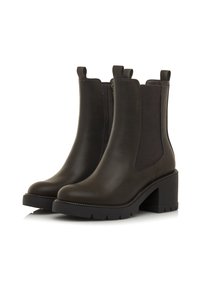 Bottines en cuir marron avec une finition texturée, panneaux élastiques sur les côtés et un gros talon. Bout rond et semelle en caoutchouc avec des crampons.