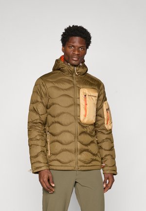 Padded jacket in olive green with quilted texture, featuring an orange hood lining and a large beige chest pocket with orange zipper.