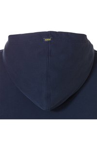 Marineblauwe hoodie met een ronde capuchon, geribbelde textuur en een klein geel label bij de hals. Eenvoudig, functioneel ontwerp.