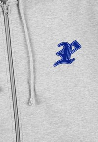 Szary hoodie na zamek z niebieskim haftowanym logo. Posiada kaptur ze sznurkiem i gładką teksturę z mieszanki bawełny.