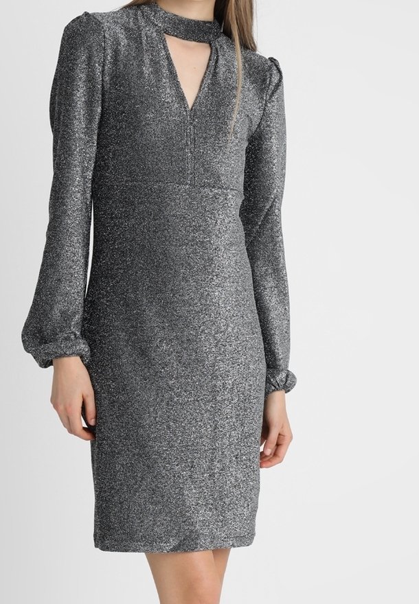 Glittrande silverfärgad långärmad klänning med nyckelhålsutskärning och lätt puffade ärmar som slutar i samlade manschetter, knälängd passform.