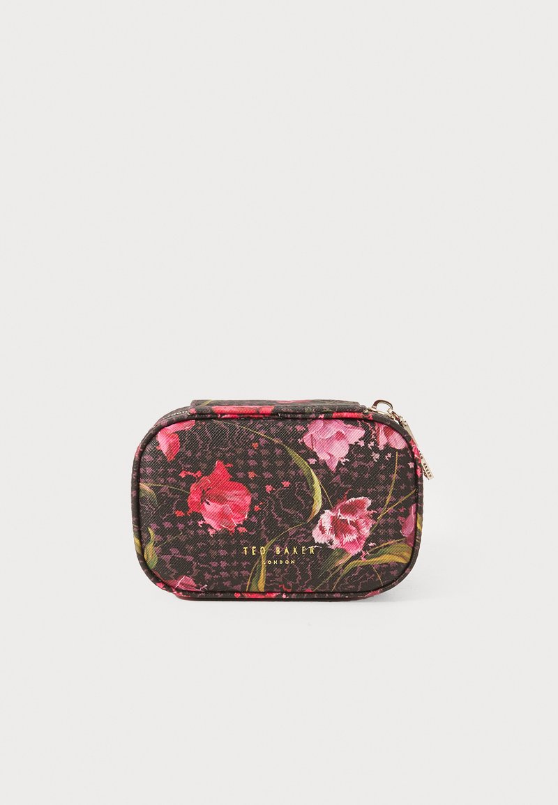 Neceser compacto de Ted Baker con fondo negro, patrón floral en tonos rosas, hojas verdes y tirador de cremallera en color dorado.