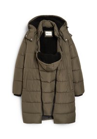 Długa, oliwkowozielona, ocieplana zimowa kurtka z czarną podszewką z polaru, z przyszytym kapturem, z przodu na zamek i z bocznymi kieszeniami, rozłożona na płasko z otwartym przodem.