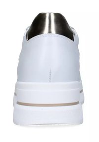 Sneaker bianco con superficie in pelle liscia, punta arrotondata, dettaglio metallico sul retro, suola bianca spessa e sottile striscia marrone.