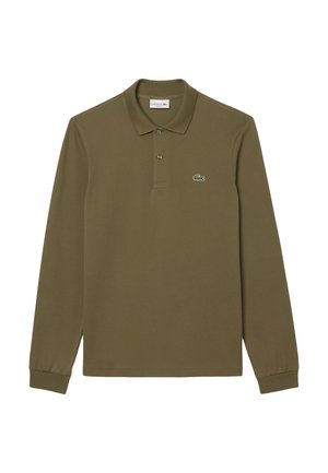 Olivegrön pikétröja med lång ärm, med en tvåknappsknäppning, ribbad krage och liten broderad logotyp på vänster bröst.