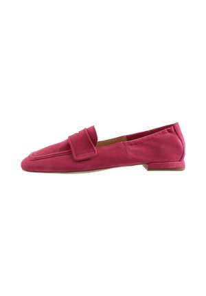 Mocassin plat femme en daim rose avec bout carré et large bride, présenté de profil sur fond blanc.