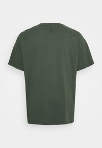 Olive vihreä puuvillainen T-paita, lyhyet hihat, pyöreä pääntie, rento malli, yksinkertainen muotoilu, ilman näkyviä kuvioita tai yksityiskohtia.