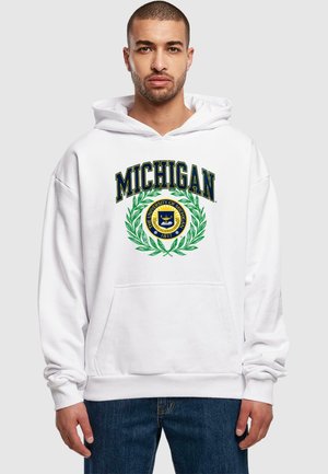 Biała bluza z kapturem z napisem "MICHIGAN" w granacie nad zieloną laurową gałązką. Na środku znajduje się okrągły emblemat z pieczęcią uniwersytetu. Posiada kieszeń z przodu.