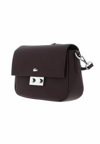 Borsa a tracolla viola con texture, chiusura a patta, accessori in argento e dettaglio del logo. Presenta una tracolla staccabile per maggiore versatilità.