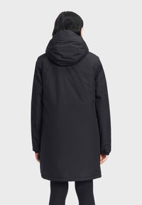 Svart vattentät parka med huva, långa ärmar och justerbara manschetter. Har en slät yta och en enkel design.