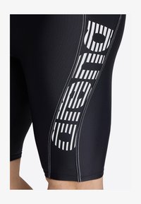 Ausgewählt, black black white