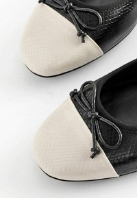 Next FOREVER COMFORT STANDARD - Klasické baleríny  - black white toe cap