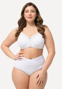 Set di reggiseno e mutande alte in vita bianche. Il reggiseno presenta un tessuto liscio con inserti in rete; le mutande hanno un design incrociato e una texture setosa.