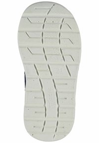 Weißer Gummisohlen mit strukturierter Profilmuster und Rillen für besseren Halt, gekennzeichnet mit "21" und "superfit."