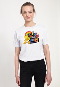 Biała bawełniana koszulka z grafiką przedstawiającą żółtego misia, tęczę oraz tekst "MÓW O TYM GŁOŚNO!" w żywych kolorach. Krótkie rękawy, okrągły dekolt.