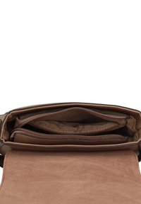 Bruine leren handtas met een zachte textuur, voorzien van meerdere met rits afgesloten vakken en een gladde voering, ontworpen voor organisatie en toegankelijkheid.