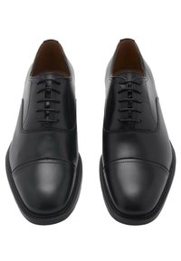 Pantofi din piele neagră cu un finisaj lăcuit, având vârful rotunjit, design tradițional cu șireturi și cusături decorative pe partea superioară.