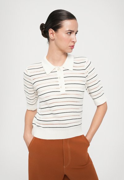 Weißes Strick-Polo mit kurzen Ärmeln, das horizontale Streifen in Schwarz und Koralle enthält und eine kleine Knopfleiste aufweist. Weiche, atmungsaktive Textur.