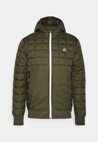 Olijfgroen gewatteerde capuchonjas met witte voorrits, ribgebreide manchetten en Ellesse-logo op de borst en zijstrepen.