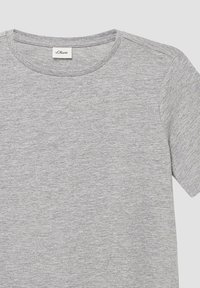 Hellgraues Kurzarm-T-Shirt mit Rundhalsausschnitt und einem kleinen weißen Markenetikett, das innen im Kragen genäht ist.