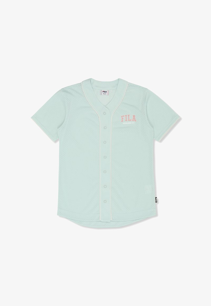 Chemise à manches courtes en mesh bleu clair avec passepoil blanc et logo FILA rose sur la poitrine.