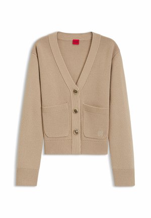 Beige neulecardigan, jossa on V-kaula-aukko, kolme nappia, kaksi etutaskua sekä ribbineulotut hihansuut ja helma. HUGO-logo on huomaamattaan tikattu taskuun.