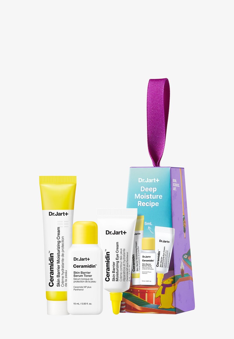 Le set Deep Moisture Recipe de Dr. Jart+ comprend quatre tubes de tailles variées. L'emballage présente des couleurs vives de violet et de teal avec un ruban.